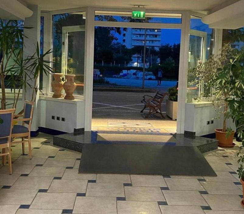 מיסאנו אדריאטיקו Hotel Bristol - A 30 Mt Dalla Spiaggia מראה חיצוני תמונה