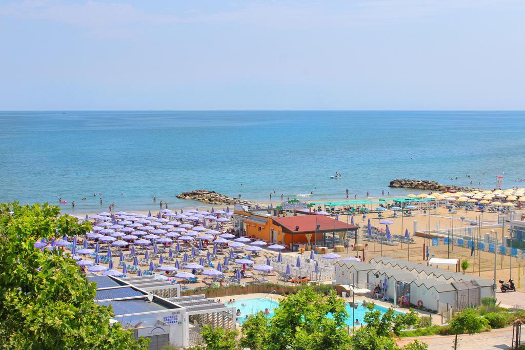 מיסאנו אדריאטיקו Hotel Bristol - A 30 Mt Dalla Spiaggia מראה חיצוני תמונה