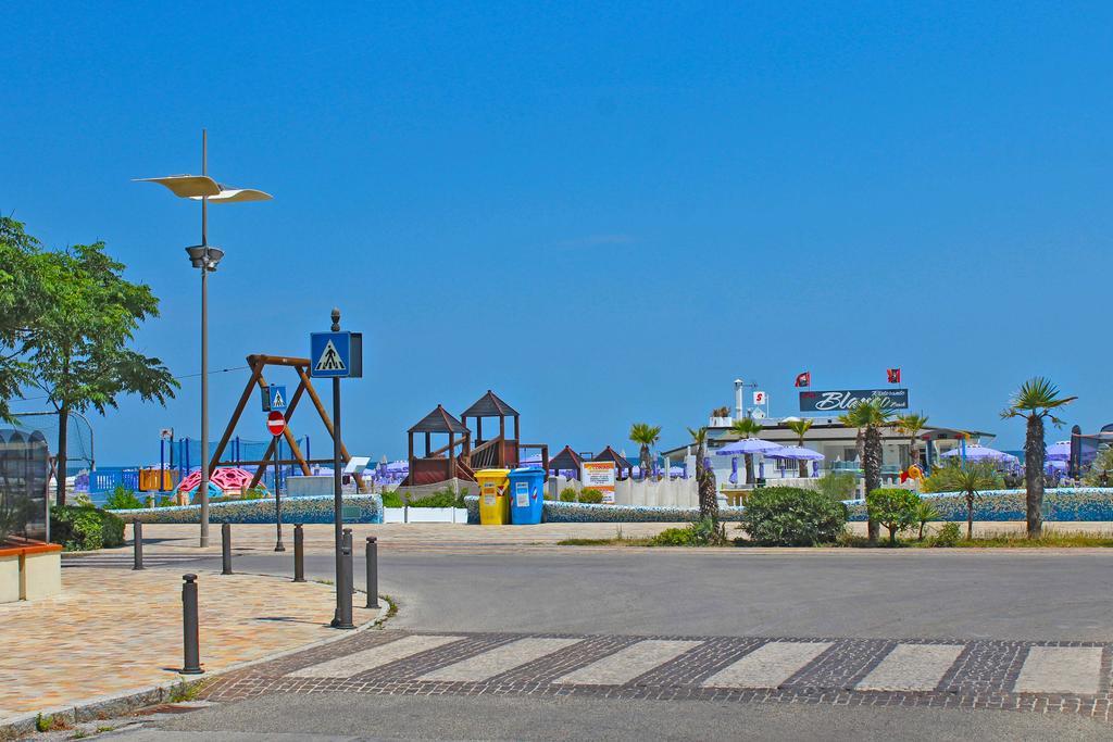 מיסאנו אדריאטיקו Hotel Bristol - A 30 Mt Dalla Spiaggia מראה חיצוני תמונה